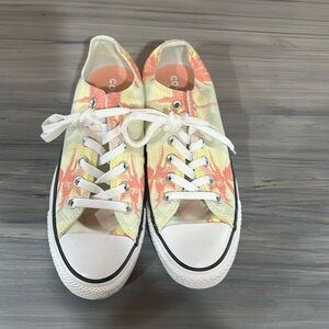 Converse Tropical Low Tops Size 8.5/39.5.